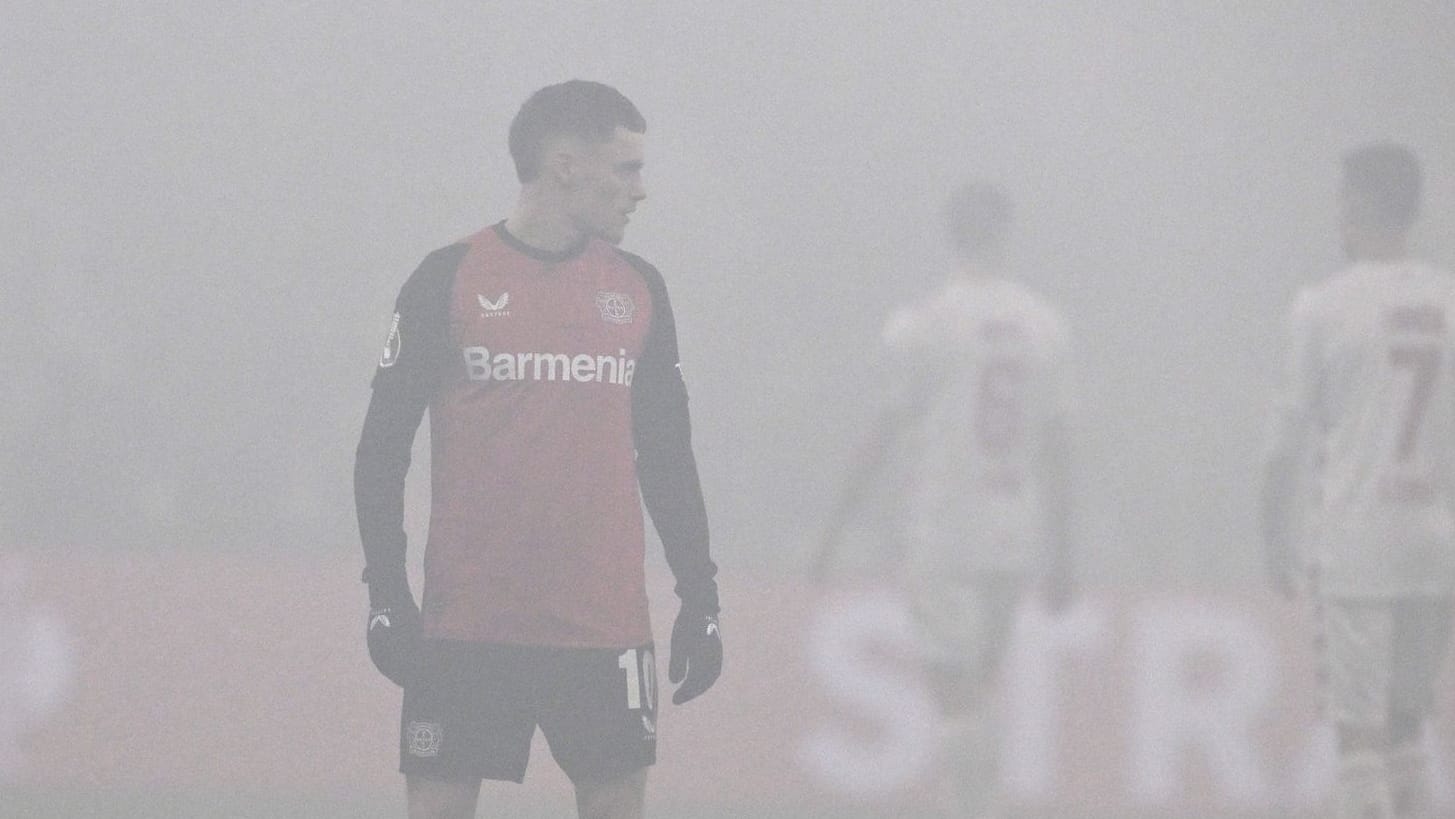 Florian Wirtz im Rauch: Das Derby wurde nach nur zwei Minuten unterbrochen.