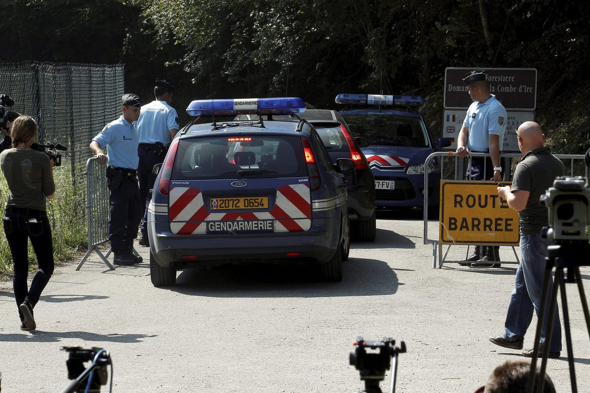 Die Polizei sperrt am 08.09.2012 die Straße zum Tatort des Mordes an einer britischen Familie in den französischen Alpen ab (Archivbild): Nach mehr als einem Jahrzehnt gibt es einen Verdächtigen.