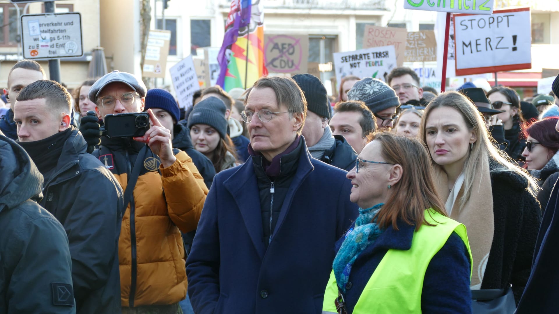 Gesundheitsminister Karl Lauterbach (mitte) marschierte am Samstag mit durch die Kölner Innenstadt.