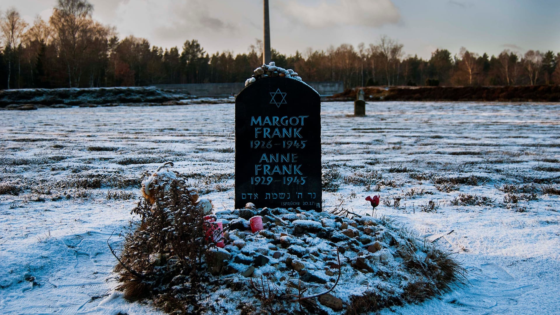 Ein Gedenkstein erinnert an Anne und Margot Frank.