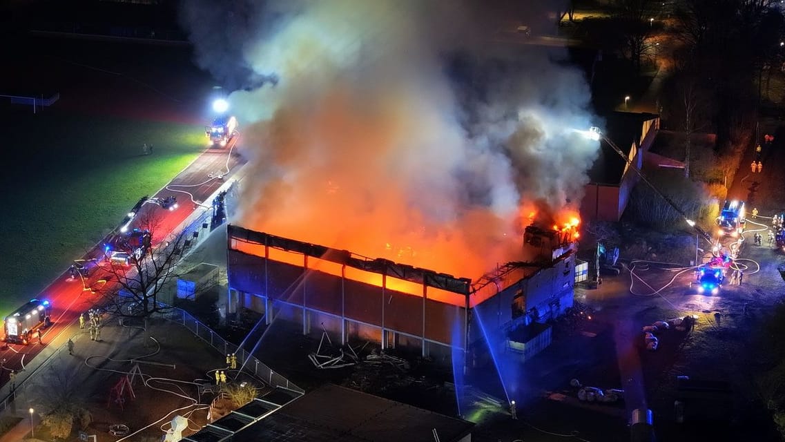 Am Dienstagabend ist die alte Turnhalle der Realschule Tostedt niedergebrannt.