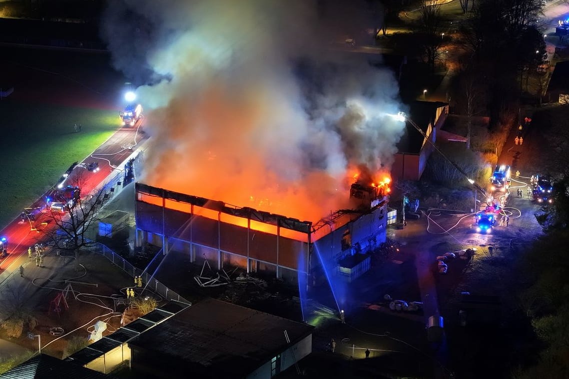 Am Dienstagabend ist die alte Turnhalle der Realschule Tostedt niedergebrannt.