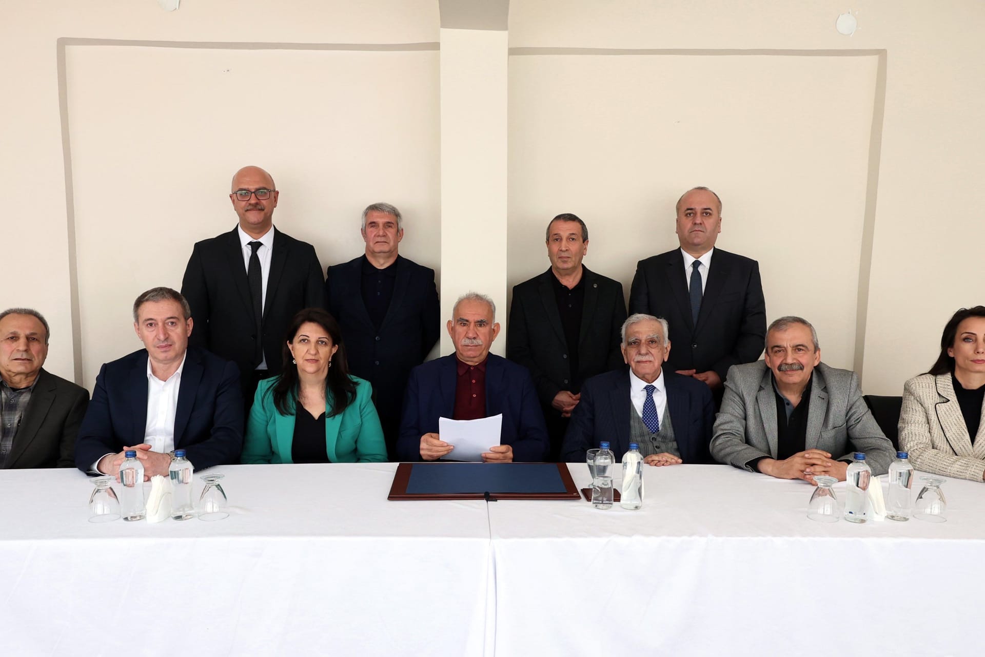 Abdullah Öcalan (M) mit Vertretern der DEM: Er löst die PKK auf.