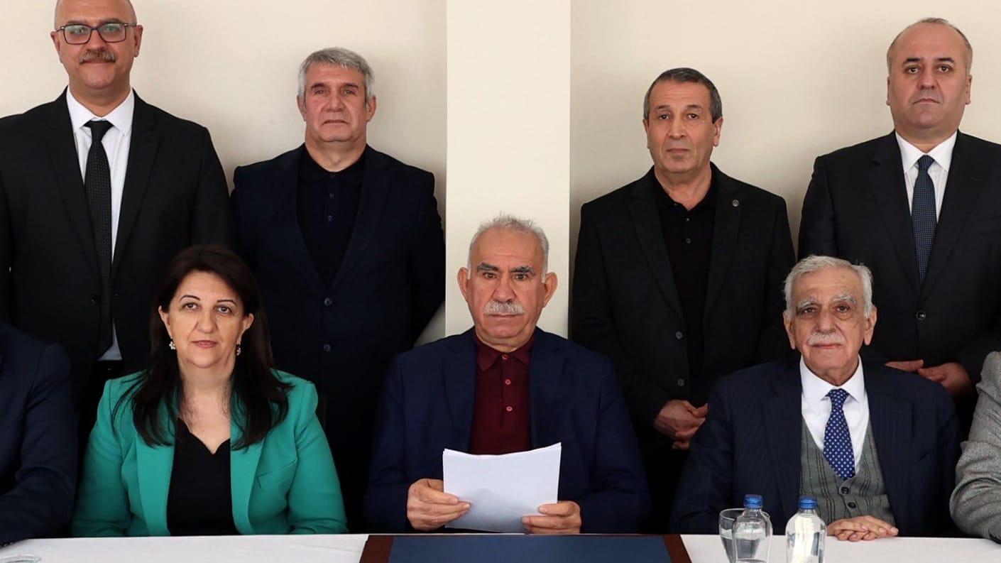Abdullah Öcalan (M) mit Vertretern der DEM: Er löst die PKK auf.