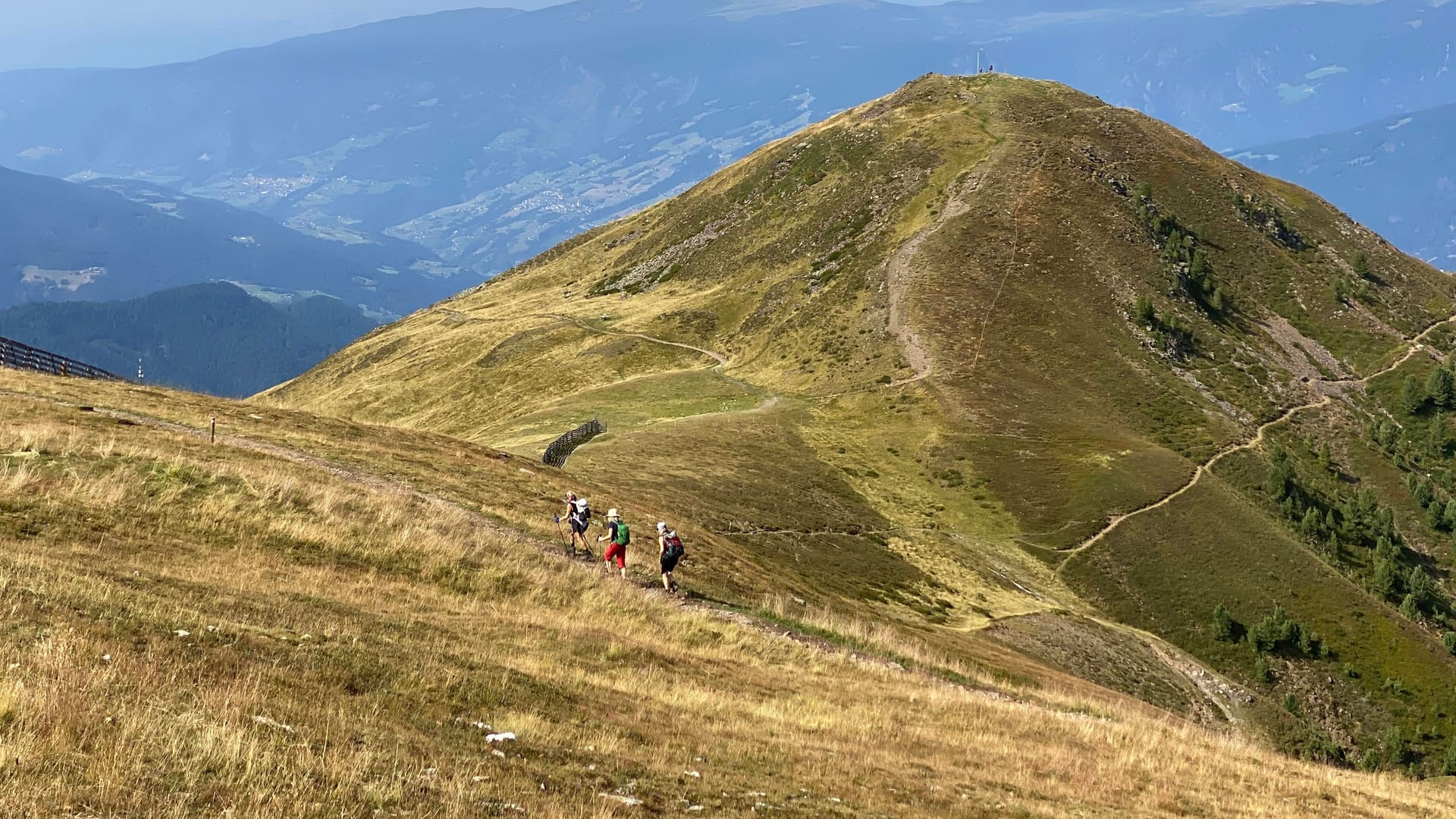 Wandern in den Dolomiten über dem Eisacktal