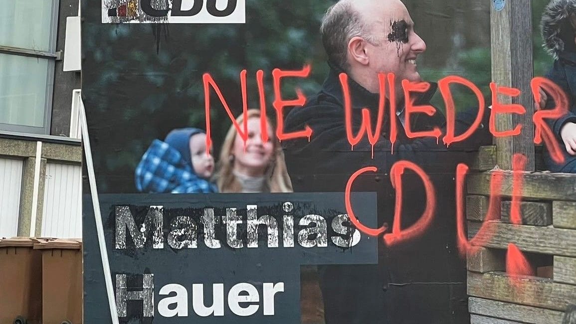 Vor allem Großflächenplakate der CDU sind Opfer von Vandalismus geworden.