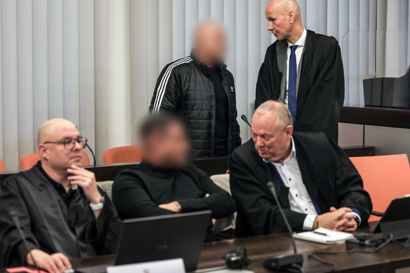 Zwei Angeklagte und ihre Anwälte vor Gericht: Am Mittwoch fielen die Urteile.