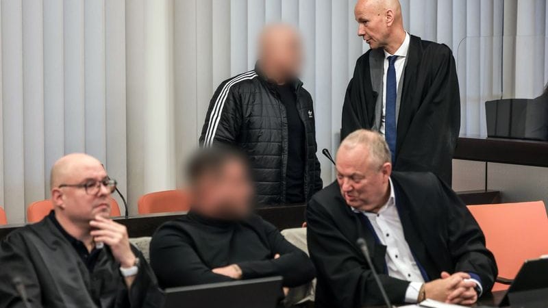 Zwei Angeklagte und ihre Anwälte vor Gericht: Am Mittwoch fielen die Urteile.