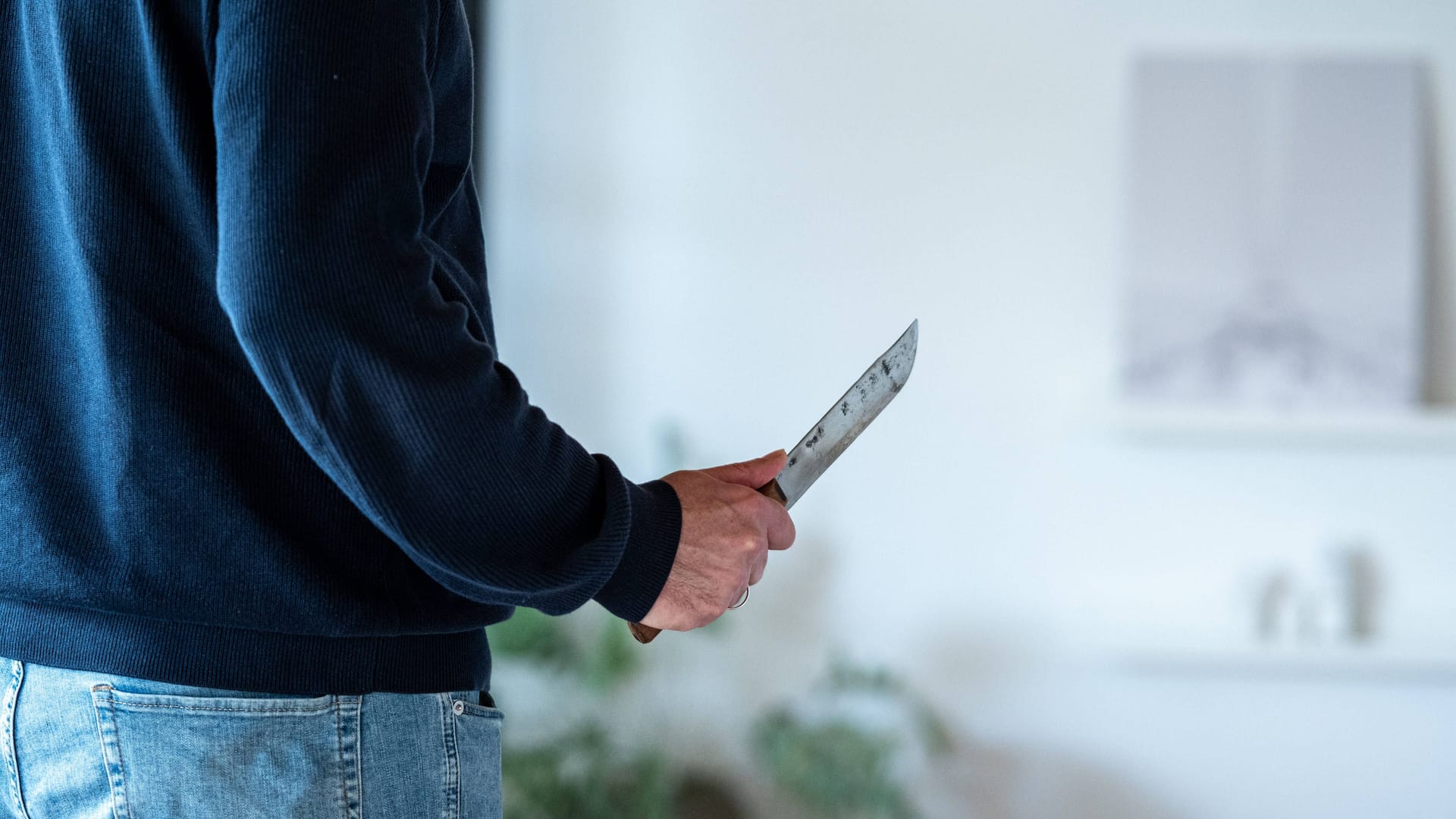 Ein Mann hält ein Messer in der Hand (Archivbild): In Berlin hat die Staatsanwaltschaft Anklage wegen eines mutmaßlichen Femizids erhoben.