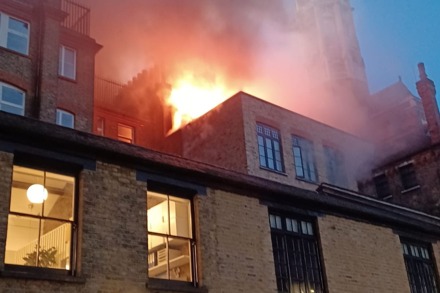 Das Londoner Luxushotel Chiltern Firehouse steht in Flammen.