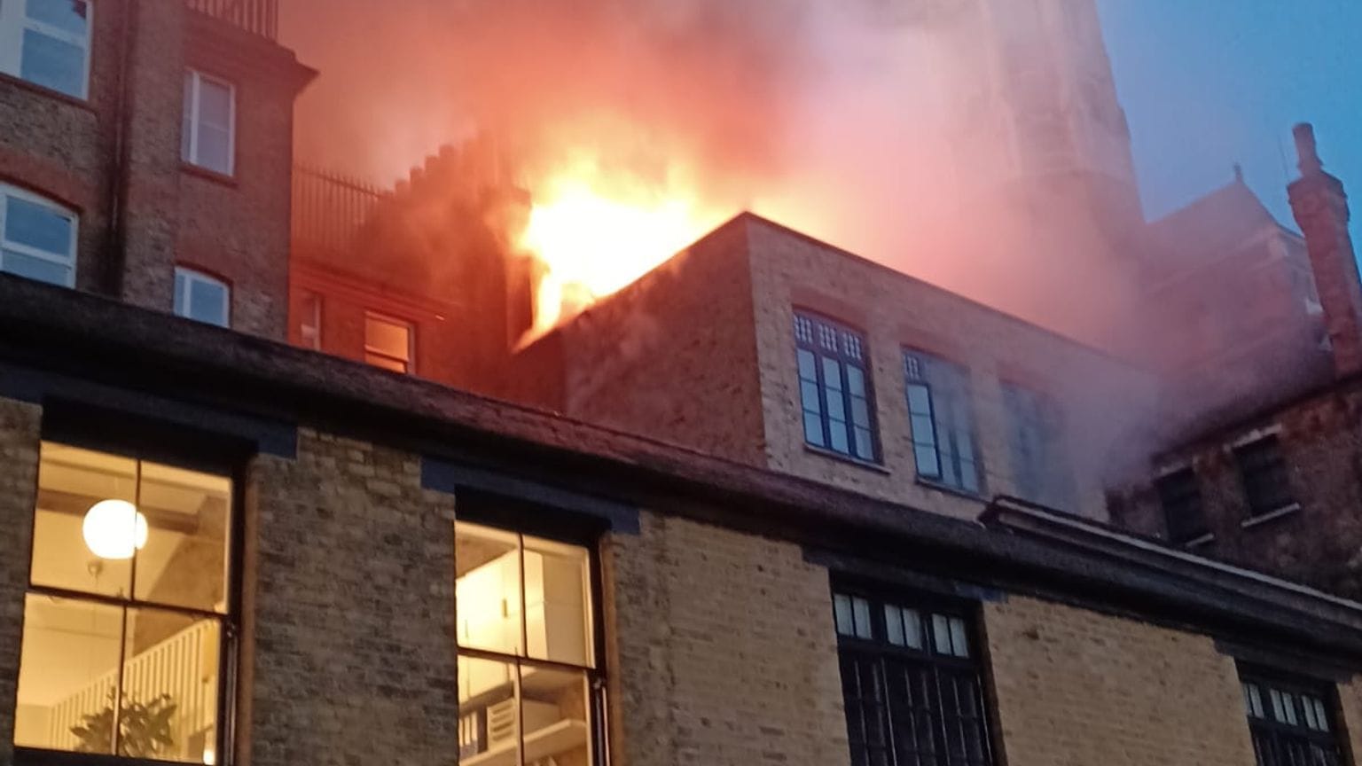 Das Londoner Luxushotel Chiltern Firehouse steht in Flammen.