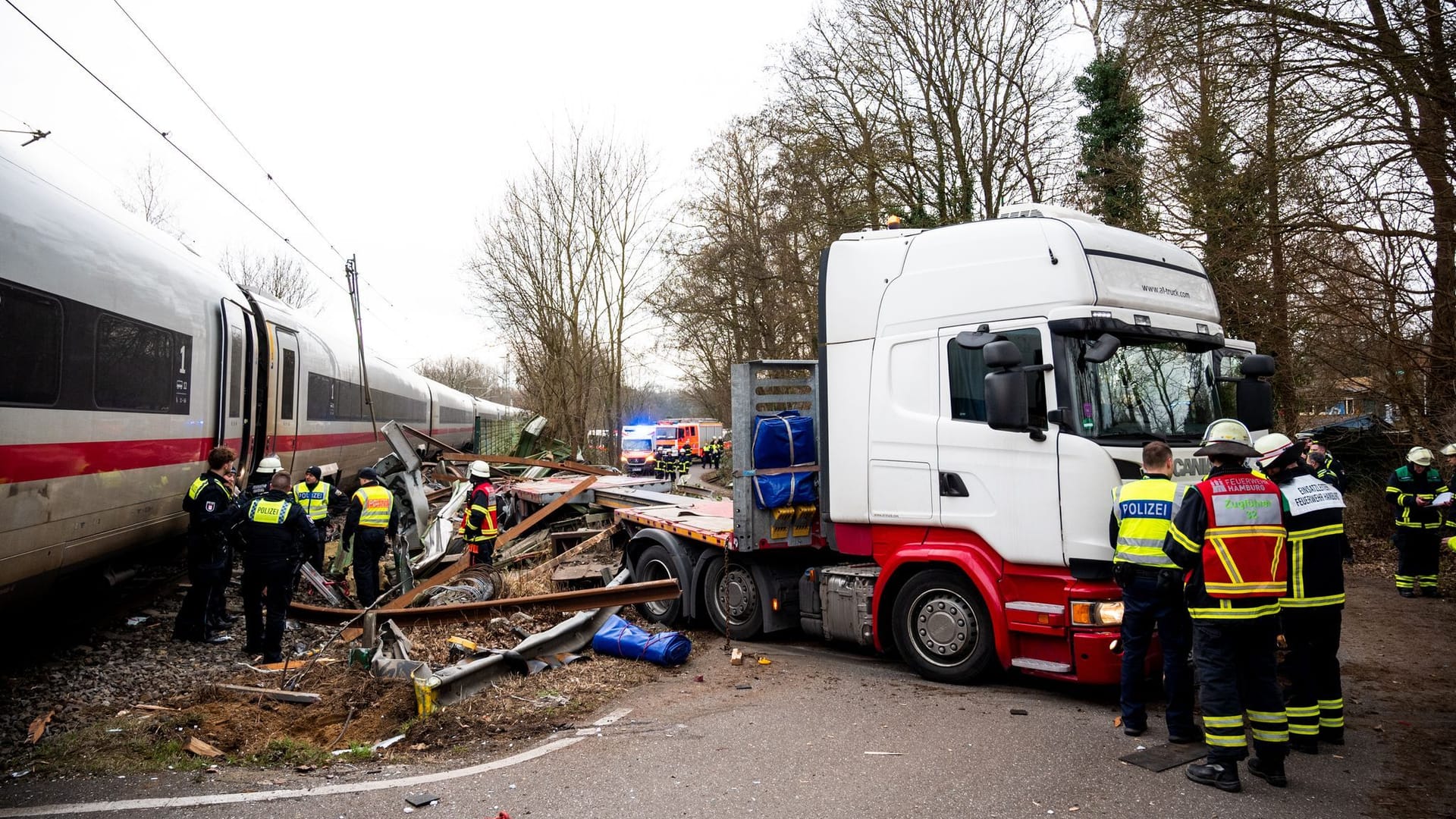 ICE stößt in Hamburg mit LKW zusammen