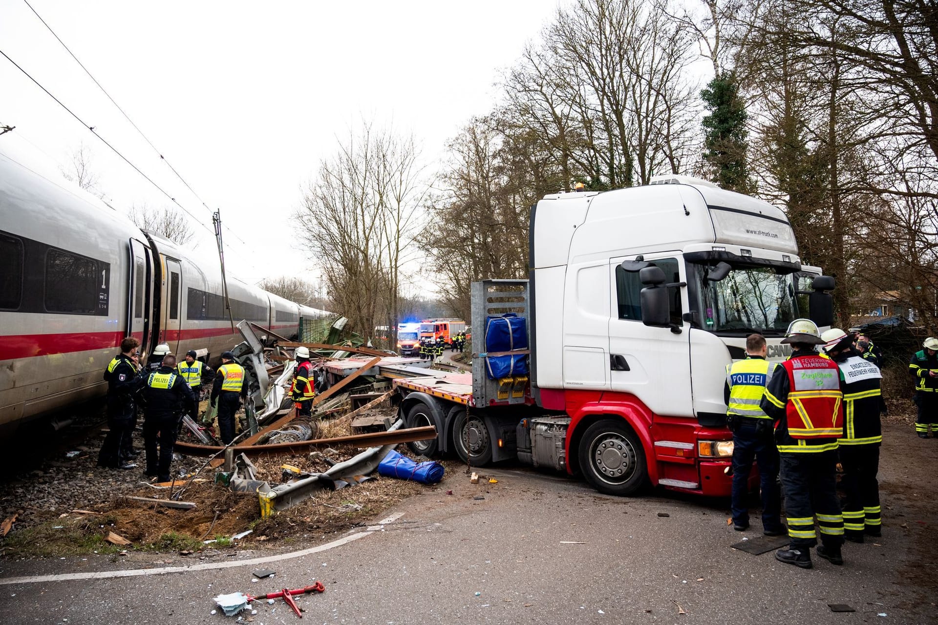 ICE stößt in Hamburg mit LKW zusammen