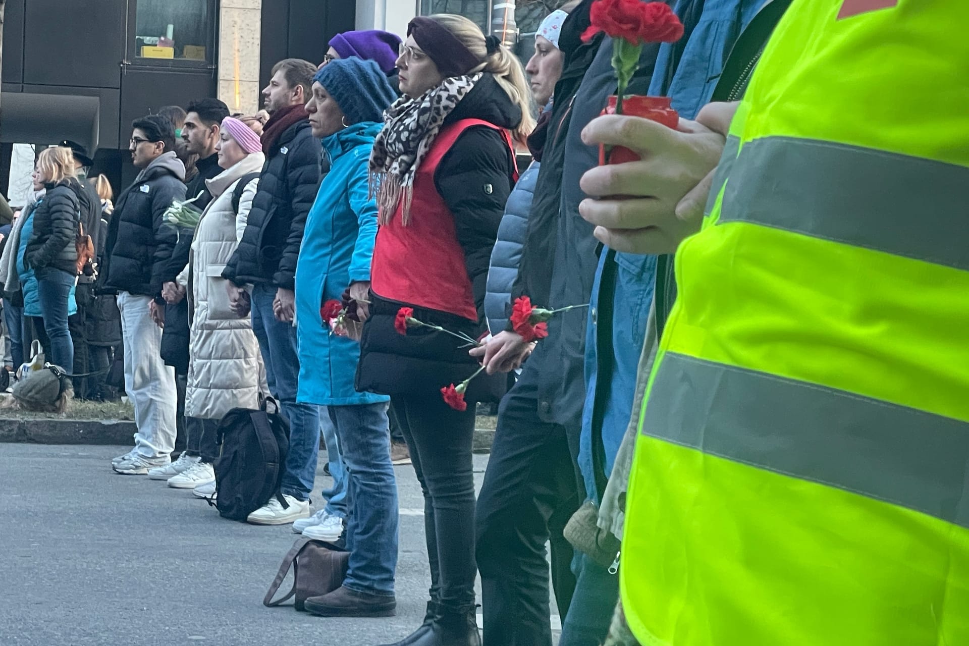 Fünfhundert Menschen hielten sich am Donnerstagabend in München aneinander fest: Sie alle einen Fassungslosigkeit und Trauer über den tödlichen Anschlag.