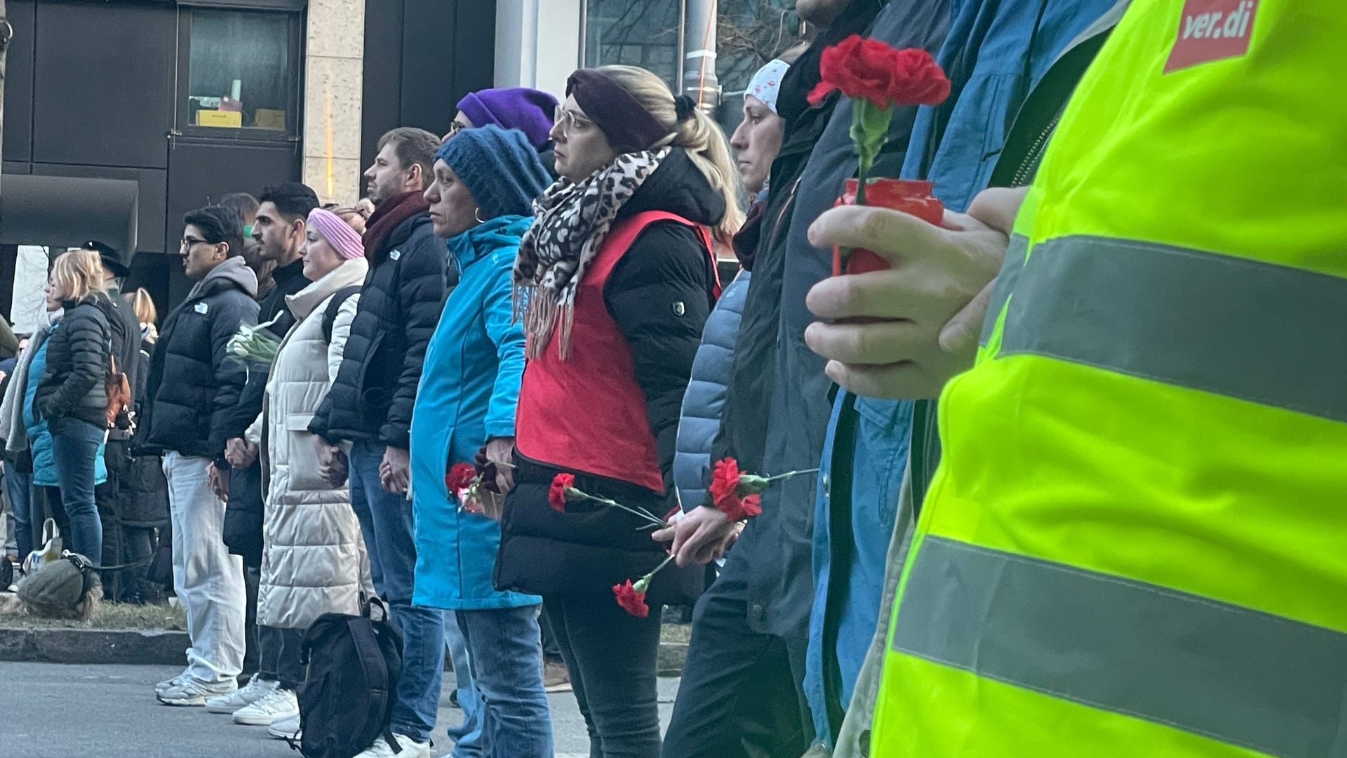 Fünfhundert Menschen hielten sich am Donnerstagabend in München aneinander fest: Sie alle einen Fassungslosigkeit und Trauer über den tödlichen Anschlag.