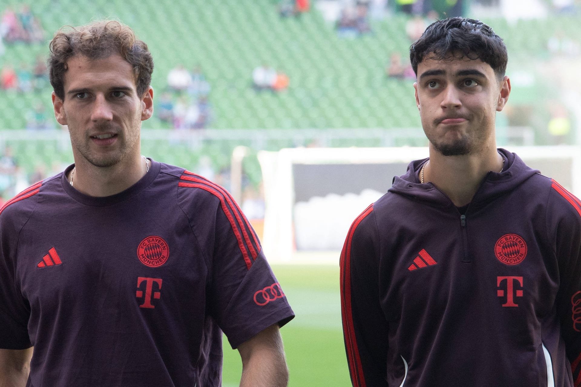 Leon Goretzka und Aleksandar Pavlović (r.): Bayern führt aktuell die Tabelle mit acht Punkten Vorsprung an.