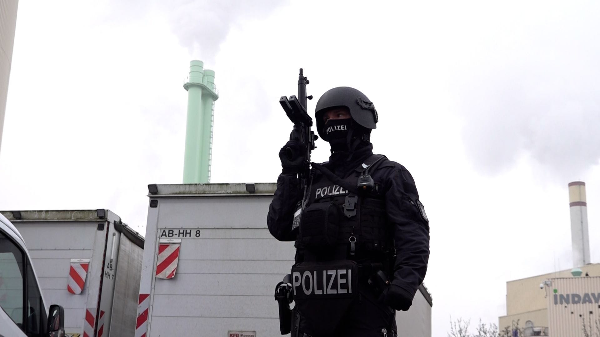 Ein Polizist mit Maschinenpistole vor der Müllverbrennungsanlage Borsigstraße in Billbrook: Behörden verbrennen etwa eine Tonne Kokain.