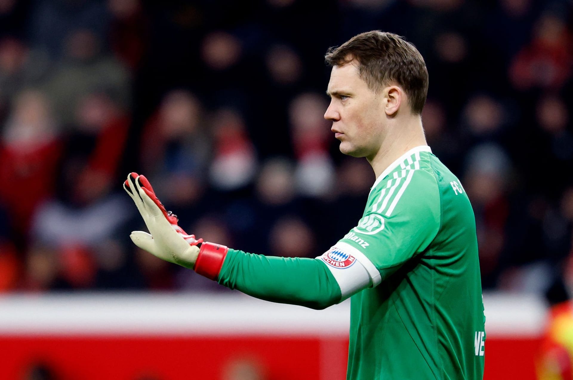 Manuel Neuer: Parierte mit starkem Reflex gegen Wirtz (22.). Beim Kopfball direkt danach von Frimpong und Tellas Volleyabnahme (25.) rettete jeweils die Latte für ihn. Weil er weit vorne stand, probierte es Wirtz mal von der Mittellinie (33.). Griff übel am Ball vorbei (59.). Rettete noch gegen Adli (90.). Note 3