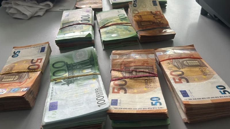 Geldscheine liegen in Bündeln sortiert auf einem Tisch: Schleierfahnder in Niederbayern haben die Banknoten im Wert von mehr als 100.000 Euro bei der Kontrolle eines Autos in einem Rucksack gefunden.