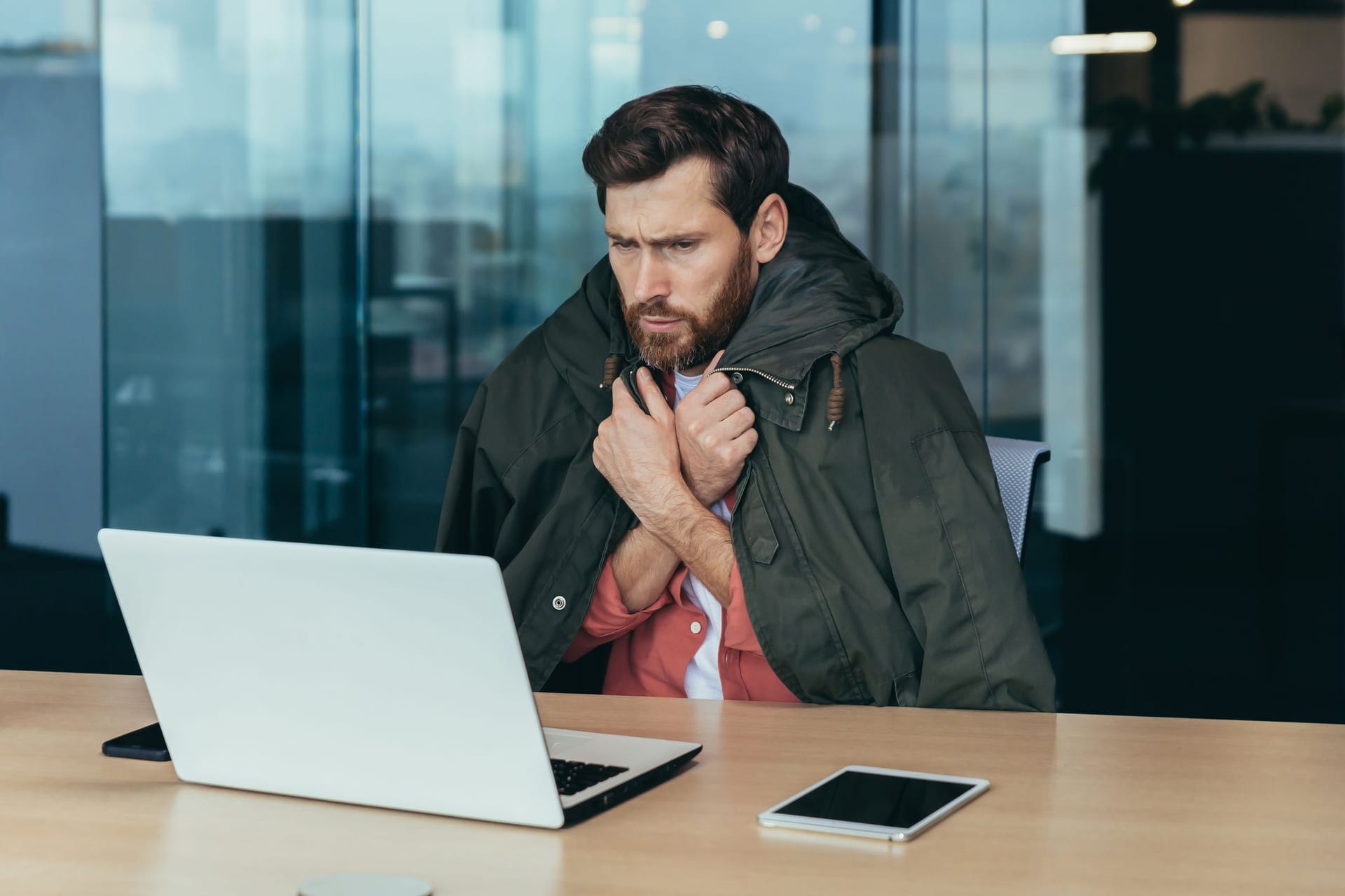 Mit Jacke im Büro: Die Arbeitsstättenverordnung schreibt vor, welche Temperatur am Arbeitsplatz zumutbar ist.