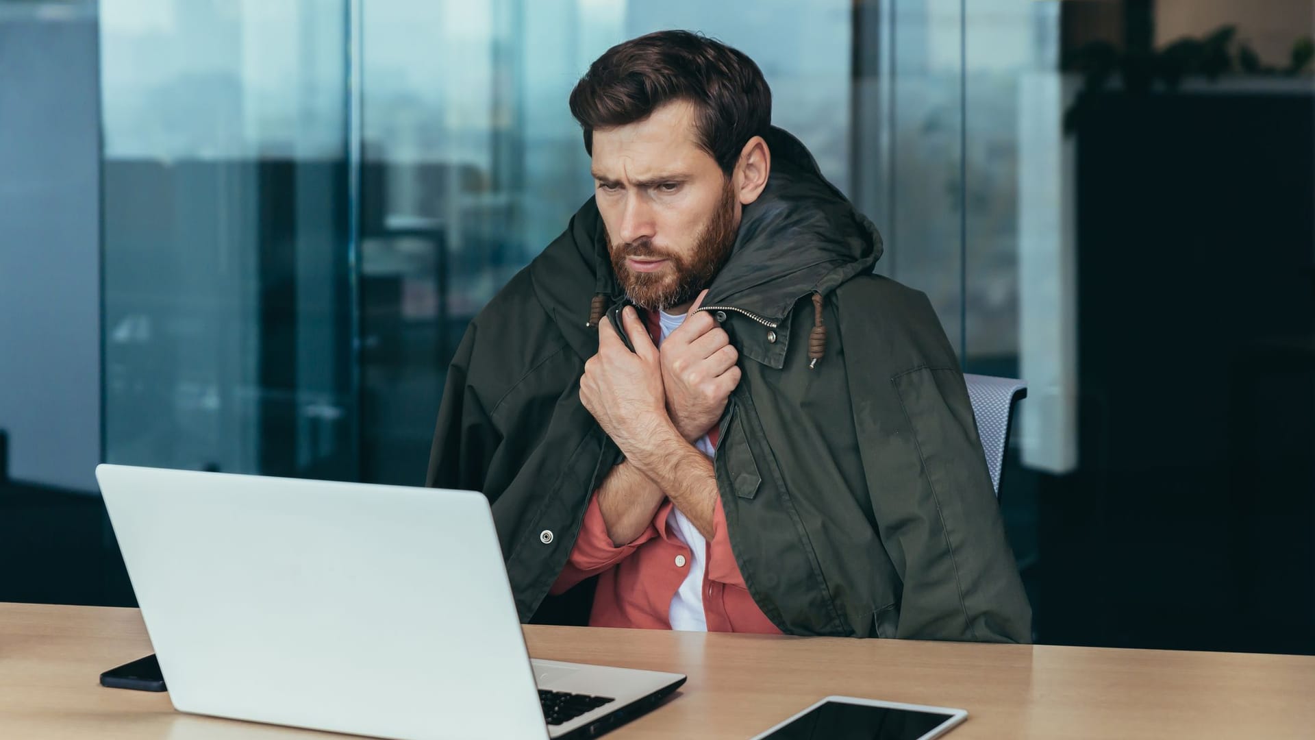 Mit Jacke im Büro: Die Arbeitsstättenverordnung schreibt vor, welche Temperatur am Arbeitsplatz zumutbar ist.