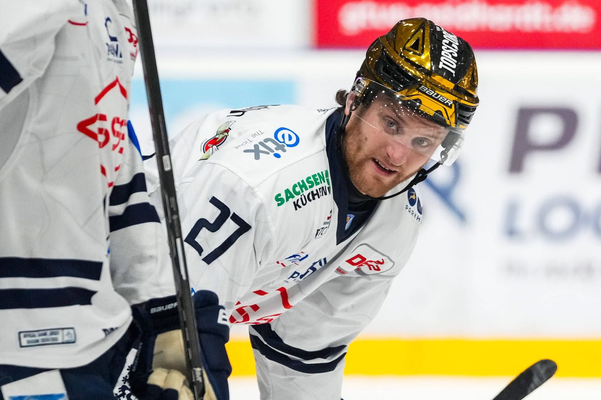 Dane Fox: Der Spieler der Dresdner Eislöwen wurde an der Stirn von einer Kufe getroffen.