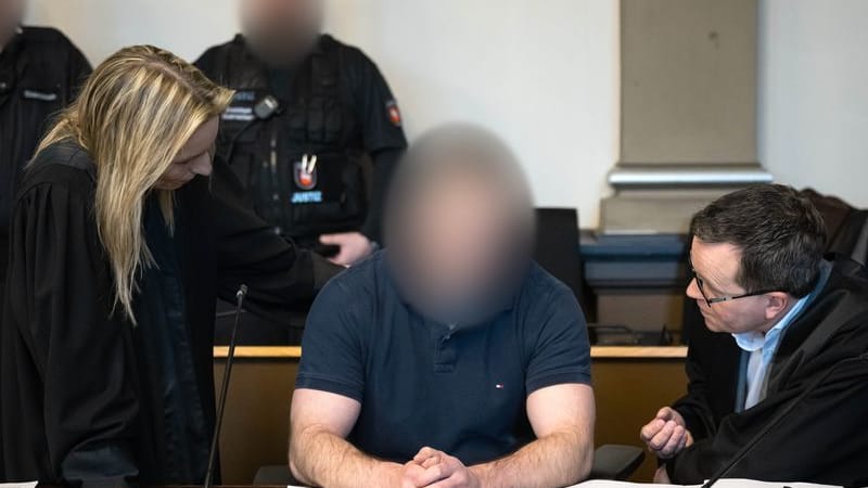 Der Angeklagte sitzt neben seinen Verteidigern Daniela Post (l) und René Lancker (r) im Gerichtssaal vom Landgericht Verden: Das Gericht setzte die besondere Schwere der Schuld fest.