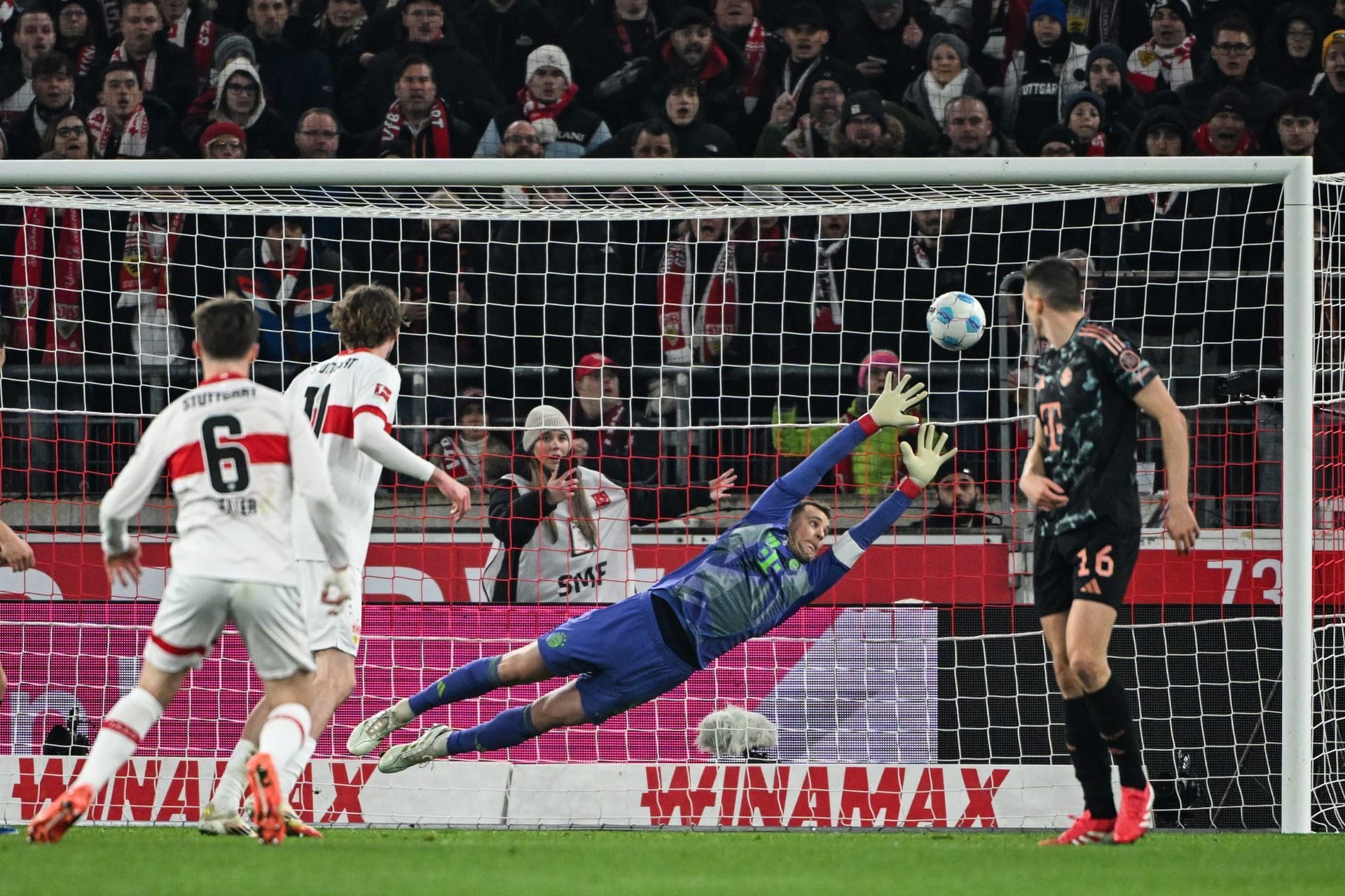 Manuel Neuer (M.): Der Kapitän stand wie gewohnt hoch, fing zu Beginn der Partie einen langen Ball lässig ab (4.). Probierte es selbst mit langen Pässen, fand jedoch nur selten einen Abnehmer. Beim Gegentor chancenlos, da ihm lange die Sicht versperrt war. In Hälfte zwei mit einer klasse Parade gegen Deniz Undav – auch wenn der Schwabe im Abseits stand. Solide Leistung, später weniger gebraucht. Note: 3