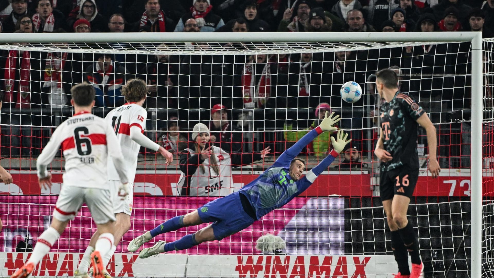 Manuel Neuer (M.): Der Kapitän stand wie gewohnt hoch, fing zu Beginn der Partie einen langen Ball lässig ab (4.). Probierte es selbst mit langen Pässen, fand jedoch nur selten einen Abnehmer. Beim Gegentor chancenlos, da ihm lange die Sicht versperrt war. In Hälfte zwei mit einer klasse Parade gegen Deniz Undav – auch wenn der Schwabe im Abseits stand. Solide Leistung, später weniger gebraucht. Note: 3