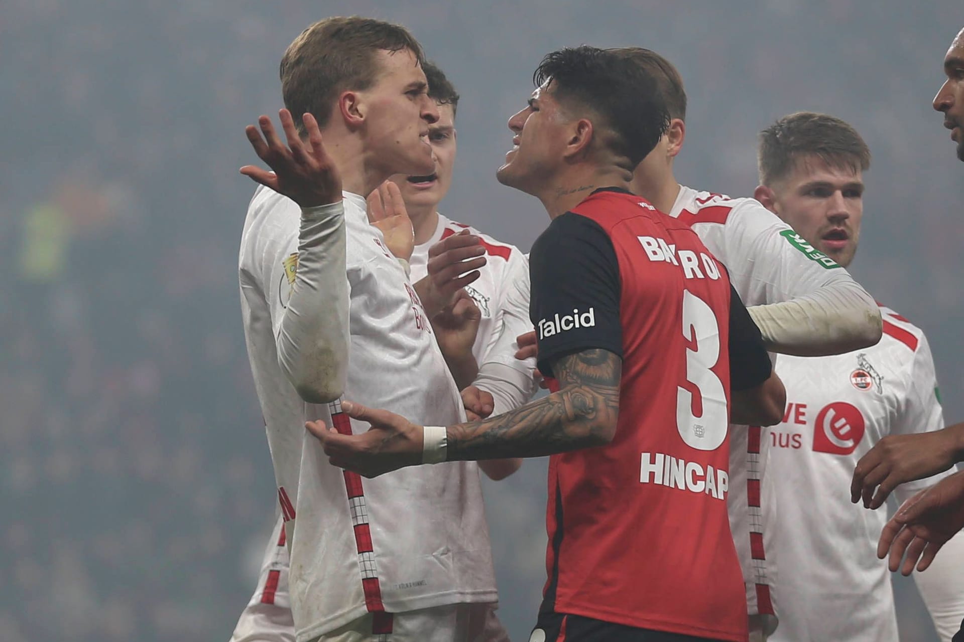 Emotional: Kölns Hübers (li.) und Leverkusens Hincapie im DFB-Pokal-Viertelfinale.