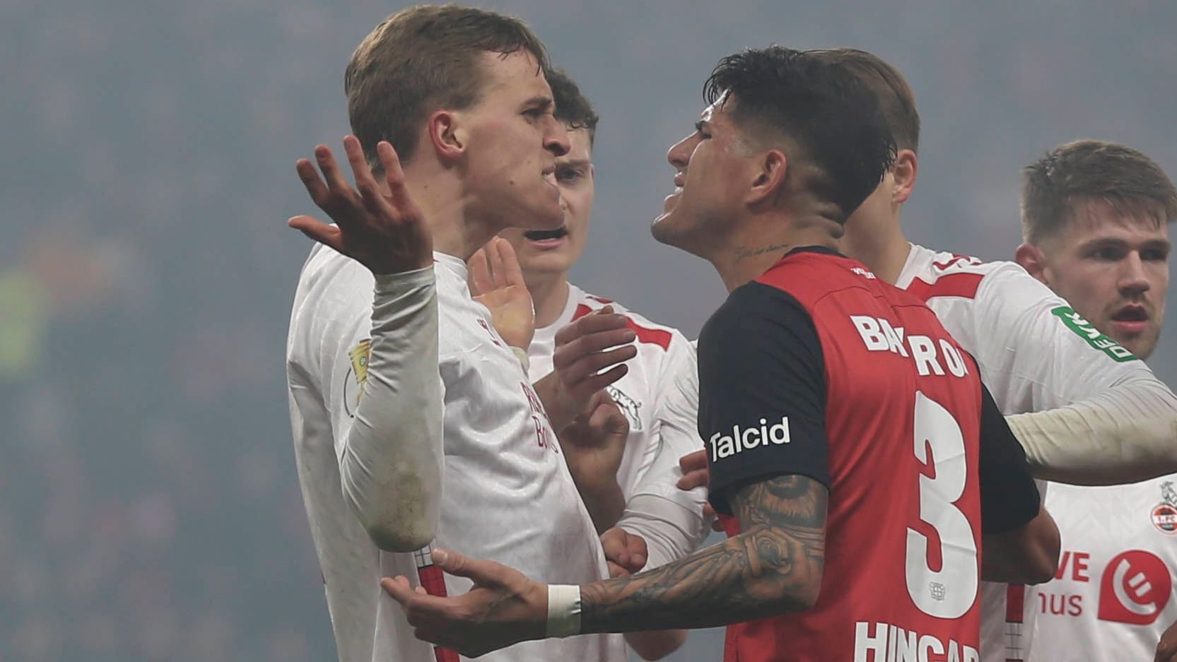 Emotional: Kölns Hübers (li.) und Leverkusens Hincapie im DFB-Pokal-Viertelfinale.