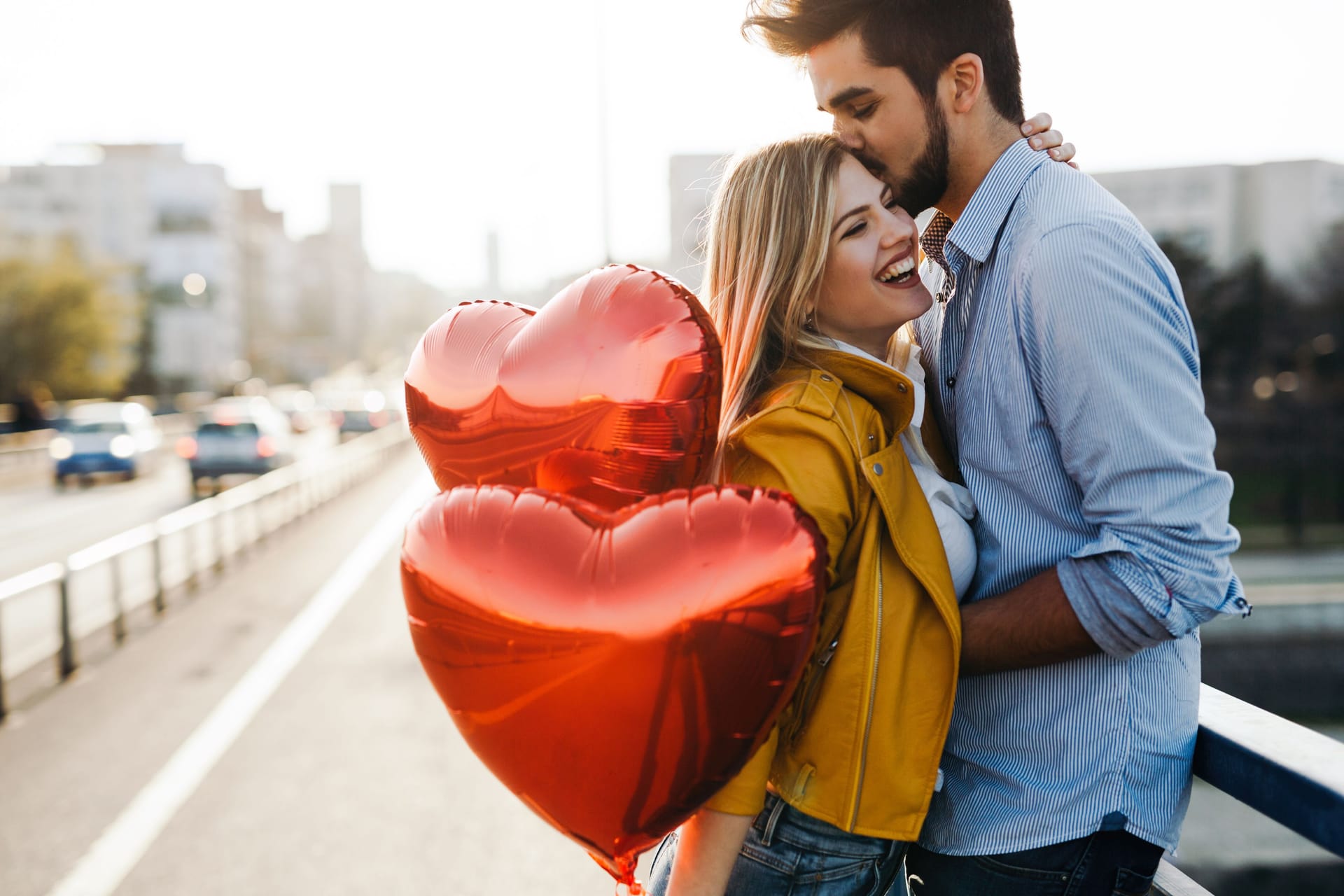 Nicht nur in Rosa und Rot: Wir zeigen Ihnen verschiedene romantische Outfit-Ideen für den Valentinstag. (Symbolbild)