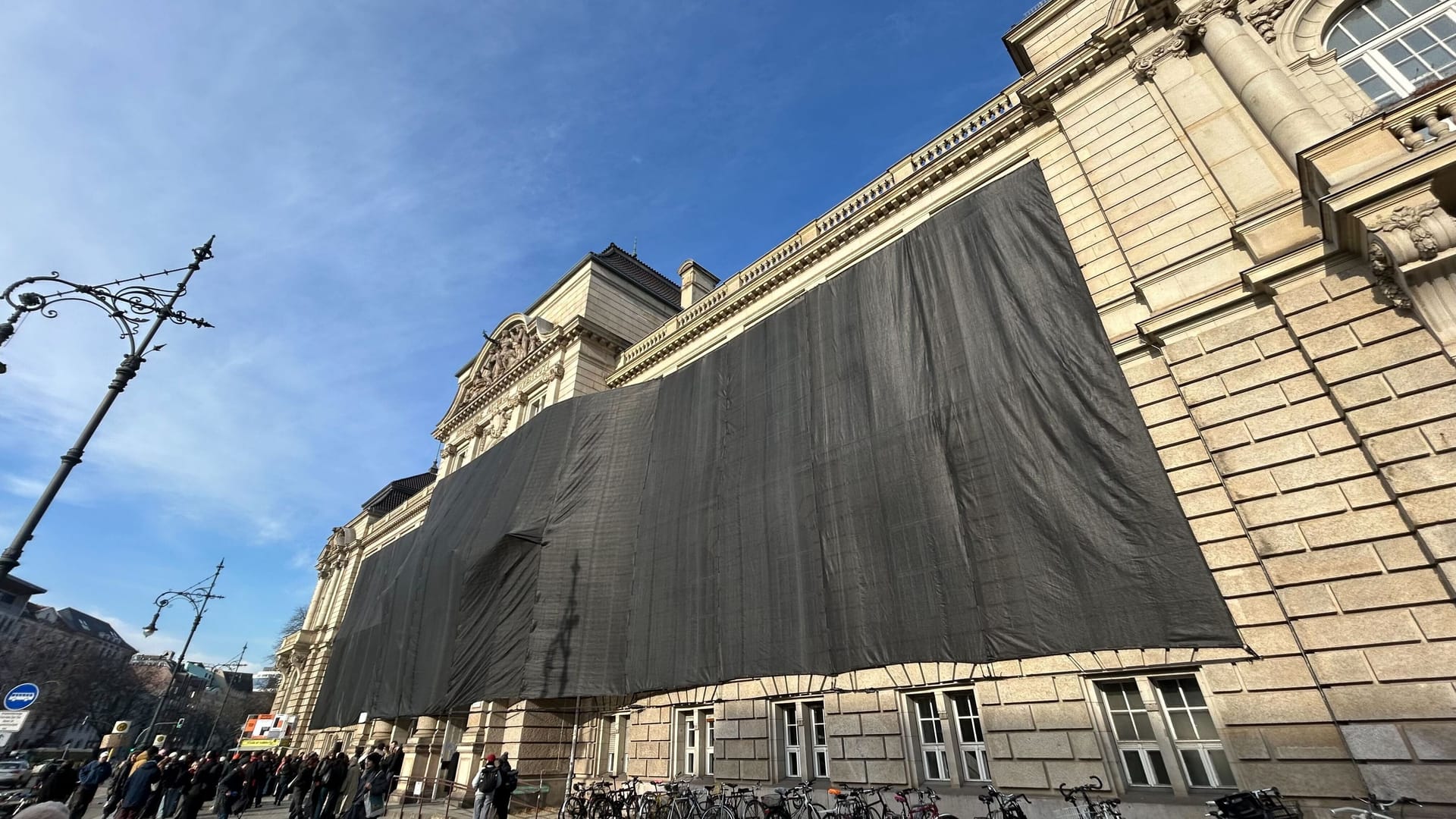 Aus Protest gegen die beschlossenen Kürzungen des Senats haben Studierende die Fassade der Universiät der Künste (UdK) verhüllt.