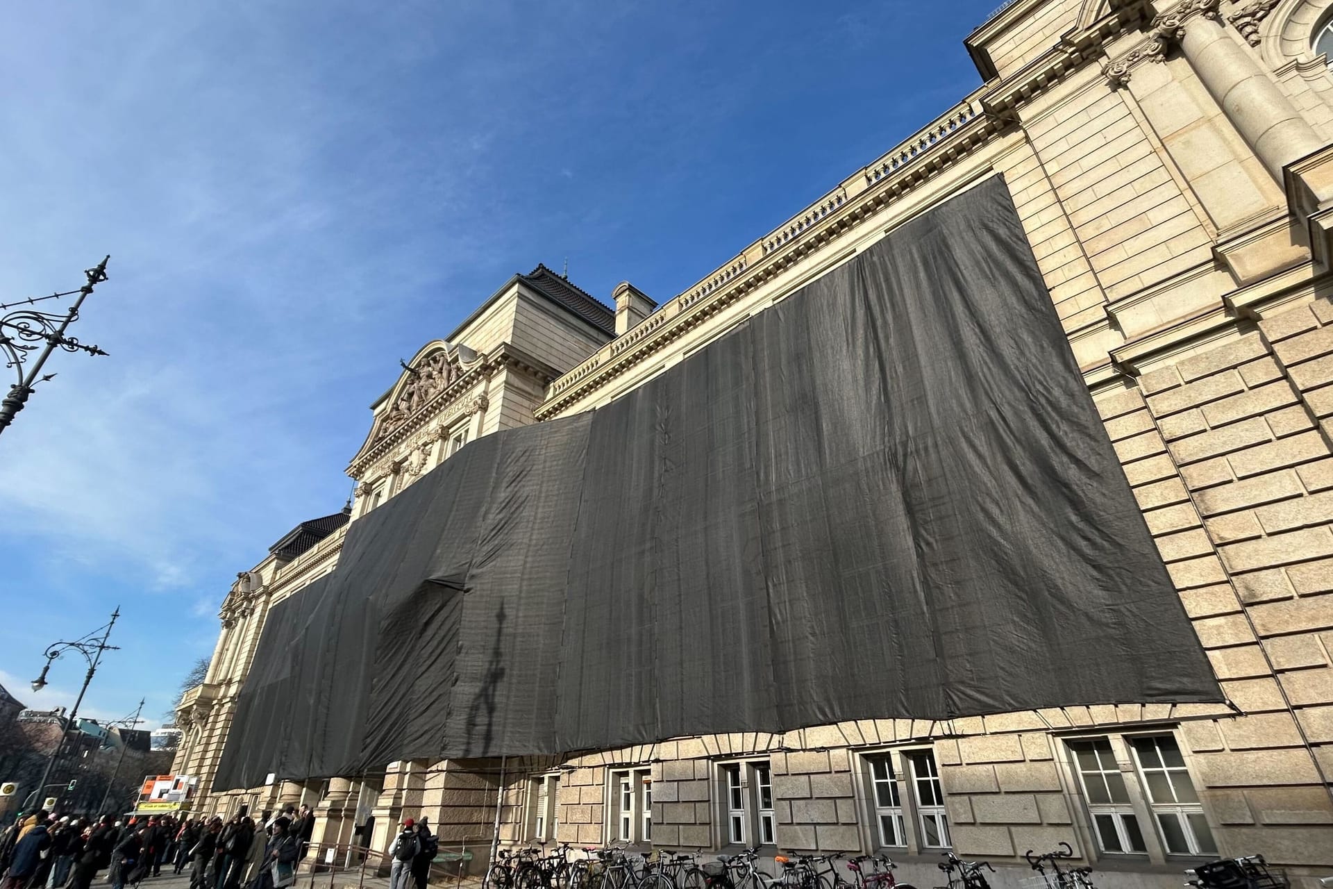 Aus Protest gegen die beschlossenen Kürzungen des Senats haben Studierende die Fassade der Universiät der Künste (UdK) verhüllt.