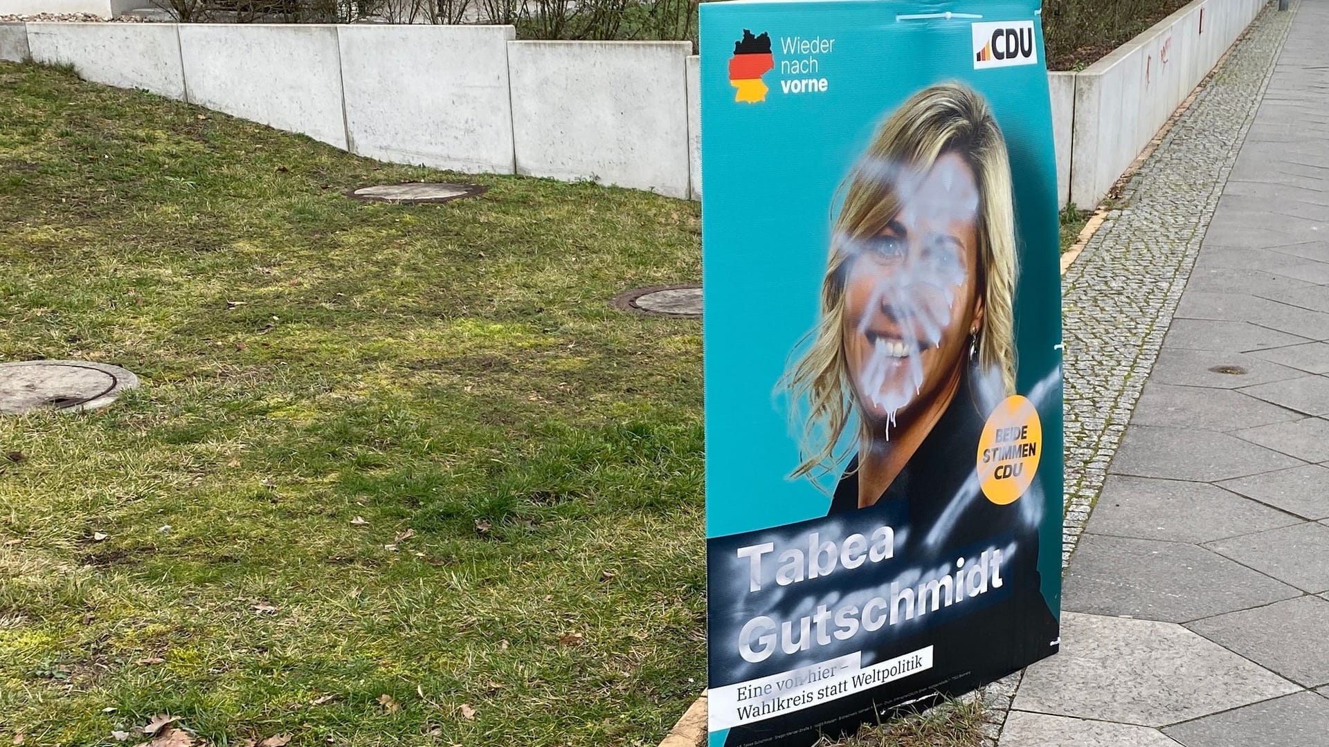 Wahlplakat von Tabea Gutschmidt in Potsdam: Gesicht, Name und Wahlwerbesprüche sind beschmiert.