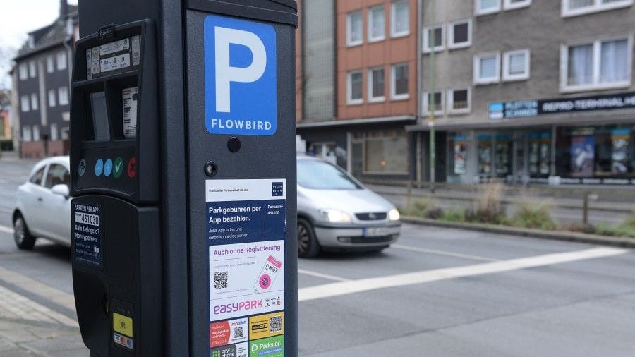 Ein Parkscheinautomat in Essen (Archivbild): Die Stadt warnt vor einer neuen Betrugsmasche mit gefälschten QR-Codes.