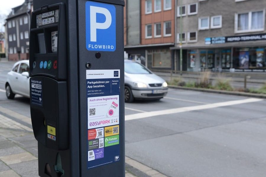 Ein Parkscheinautomat in Essen (Archivbild): Die Stadt warnt vor einer neuen Betrugsmasche mit gefälschten QR-Codes.