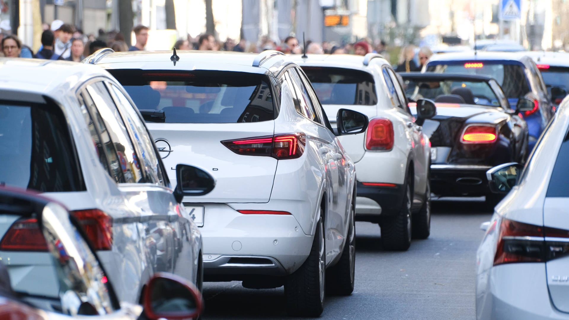 Dicke Luft auf den Straßen: Die Autoindustrie sucht nach einem Rechentrick.