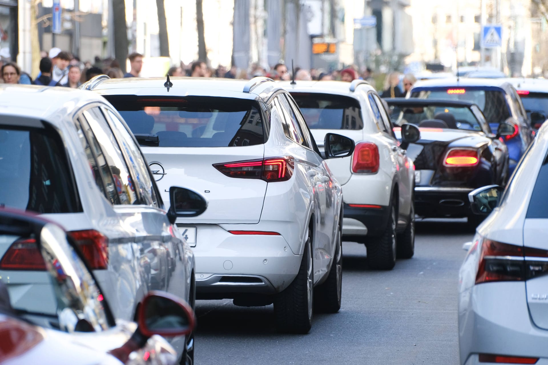 Dicke Luft auf den Straßen: Die Autoindustrie sucht nach einem Rechentrick.