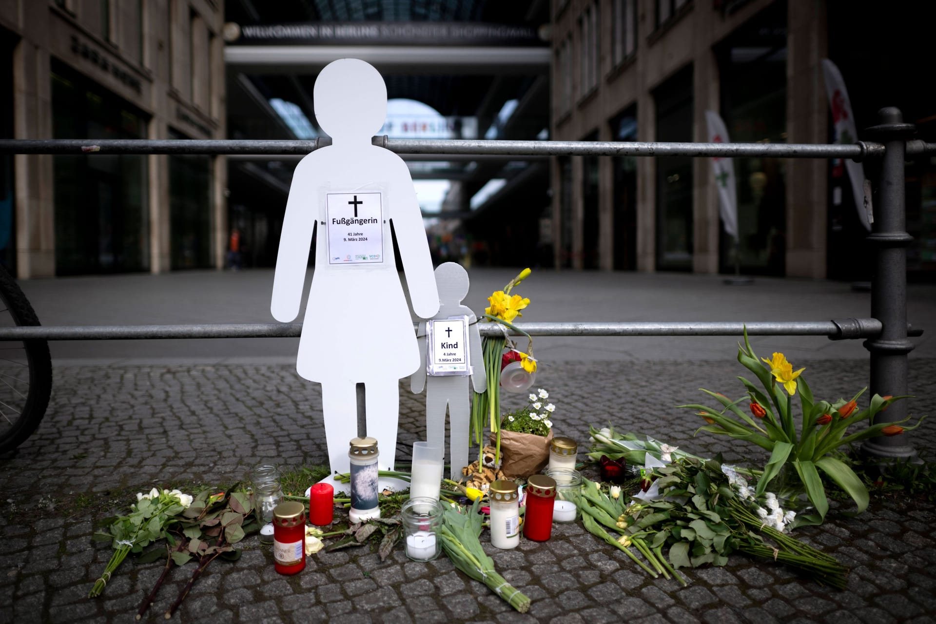 Mahnwache getoetete Fussgaengerin und Kind DEU, Deutschland, Germany, Berlin, 12.03.2024 Mahnmal mit Symbol weisses Schild Mahnwache Shilhouette fuer getoetete Fussgaengerin 41 Jahre am 9. Maerz 2024 und ihr Kind 4 Jahre alt als Verkehrsunfallopfer-Erinnerungs-Figur der Initiativen Vision Zero Fuss e.V, VCD Verkehrsclub Deutschland und Changing Cities am Rande der Leipziger Strasse in Berlin Mitte Deutschland .