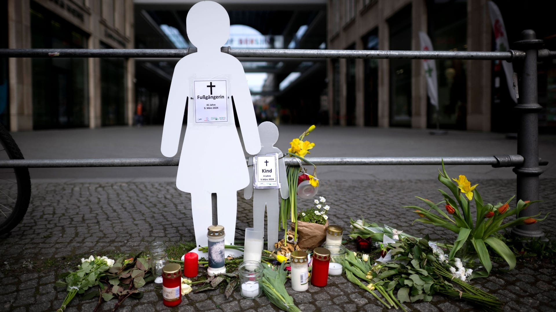 Mahnwache getoetete Fussgaengerin und Kind DEU, Deutschland, Germany, Berlin, 12.03.2024 Mahnmal mit Symbol weisses Schild Mahnwache Shilhouette fuer getoetete Fussgaengerin 41 Jahre am 9. Maerz 2024 und ihr Kind 4 Jahre alt als Verkehrsunfallopfer-Erinnerungs-Figur der Initiativen Vision Zero Fuss e.V, VCD Verkehrsclub Deutschland und Changing Cities am Rande der Leipziger Strasse in Berlin Mitte Deutschland .