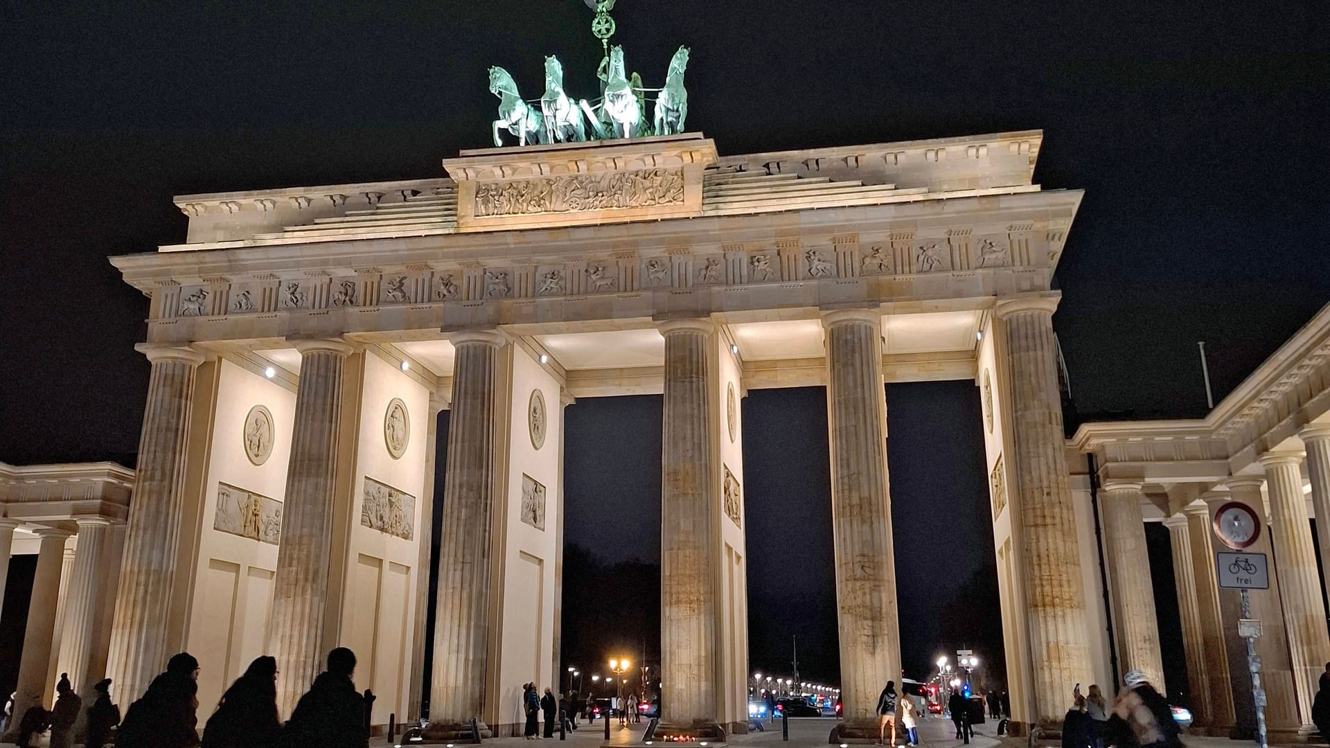 Brandenburger Tor am Abend (Archivbild): In Gedenken an die Familie Bibas leuchtet das Tor am Mittwoch orange.