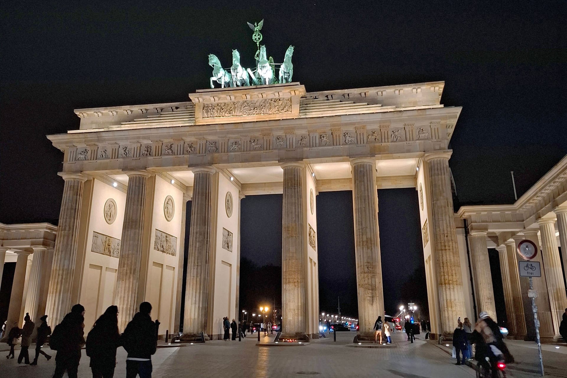 Brandenburger Tor am Abend (Archivbild): In Gedenken an die Familie Bibas leuchtet das Tor am Mittwoch orange.