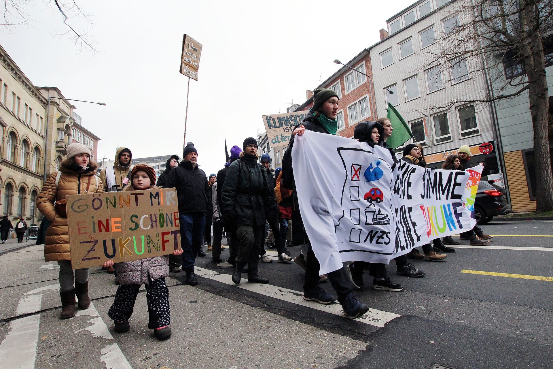 Tausend Menschen gingen am Freitag auf die Straße, um Klimaschutz als Schwerpunkt der Bundesregierung einzufordern.