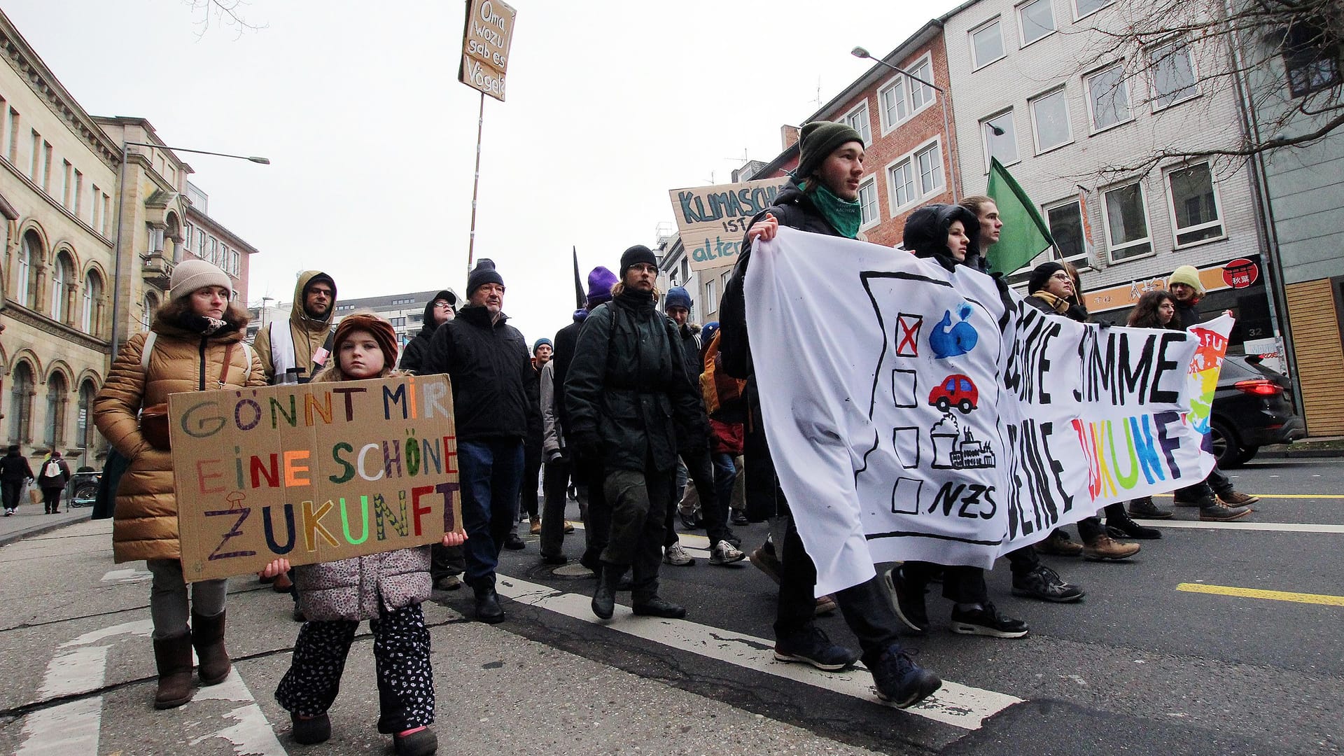 Tausend Menschen gingen am Freitag auf die Straße, um Klimaschutz als Schwerpunkt der Bundesregierung einzufordern.