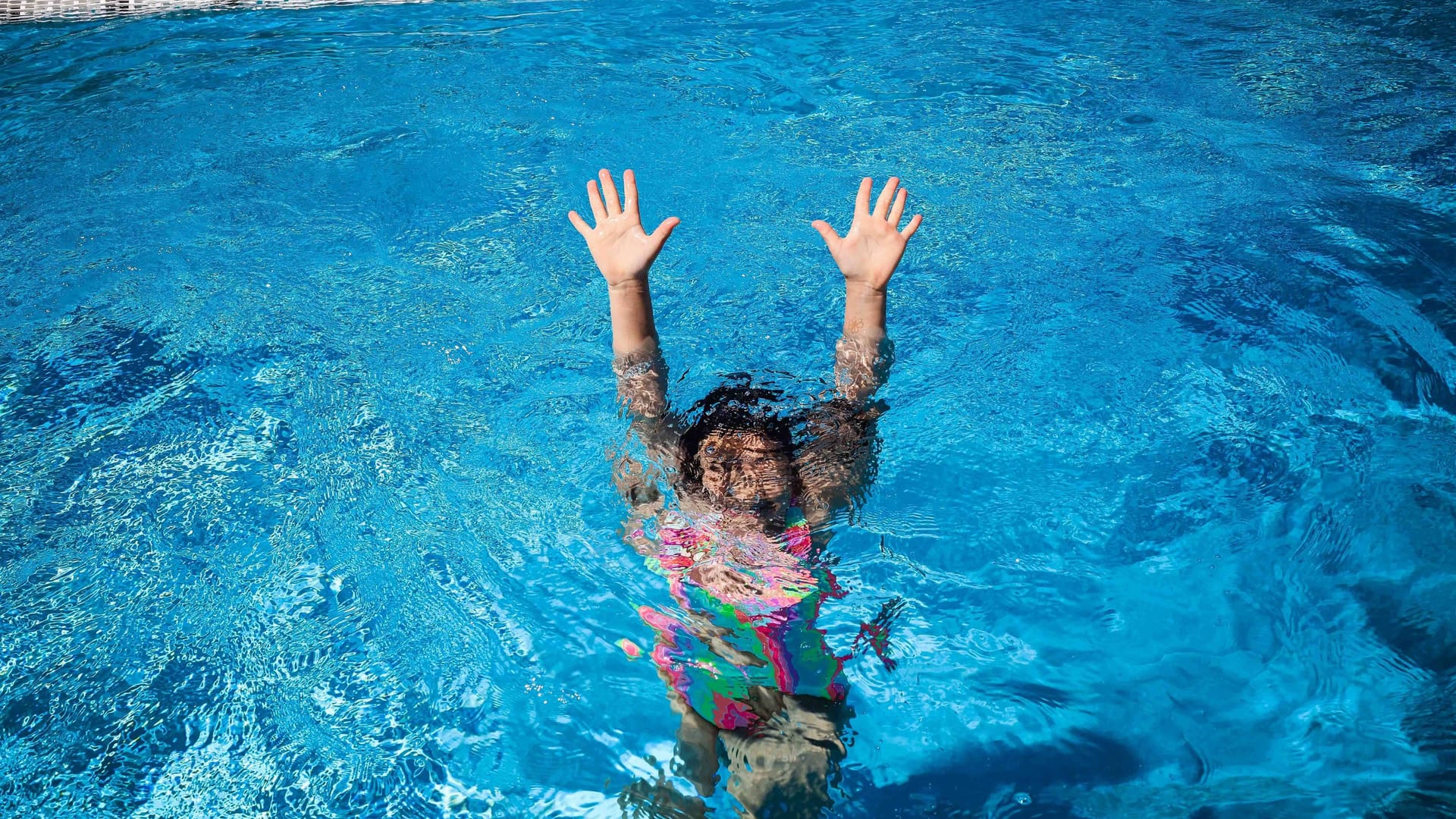 Kind im Schwimmbecken (Symbolbild): Der Mutter wird vorgeworfen, ihre Fürsorgepflicht missachtet zu haben.