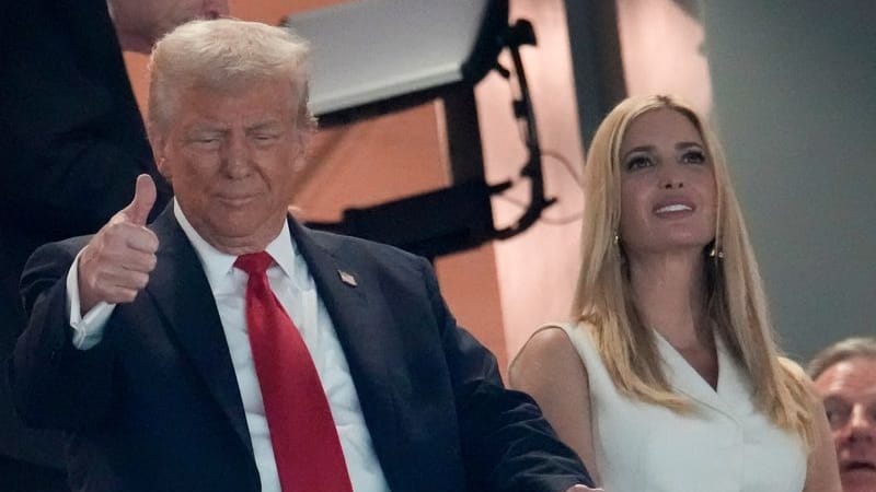 Donald Trump (l.) und seine Tochter Ivanka: Er besuchte als erster amtierender US-Präsident den Super Bowl.