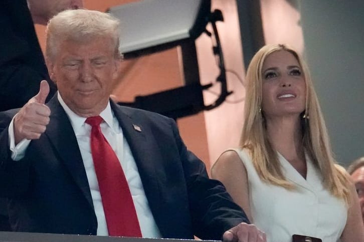 Donald Trump (l.) und seine Tochter Ivanka: Er besuchte als erster amtierender US-Präsident den Super Bowl.