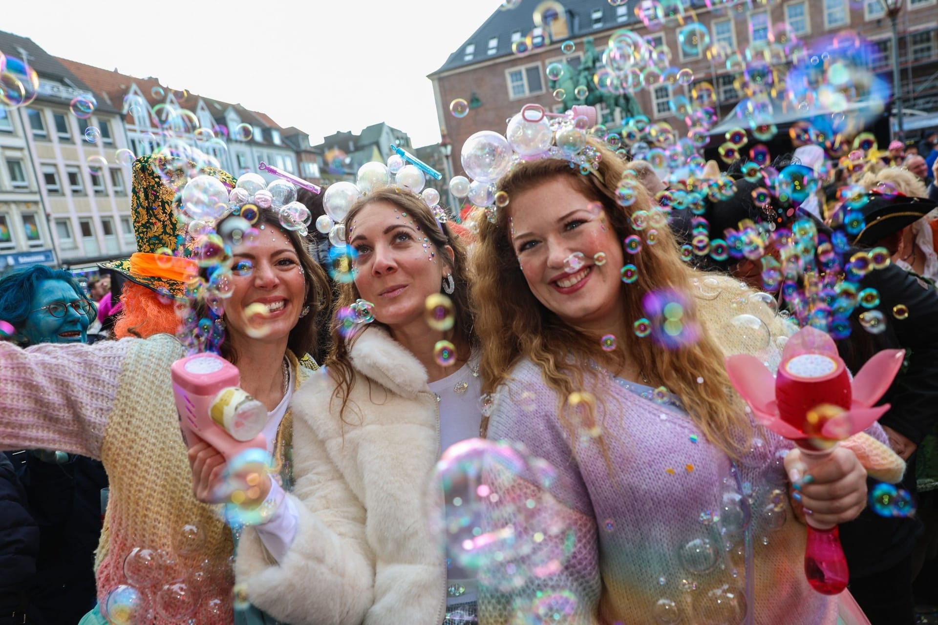 Ausgelassene Stimmung auf dem Marktplatz vor dem Rathaus: hier ein Trio in fantasievoller Kostümierung.