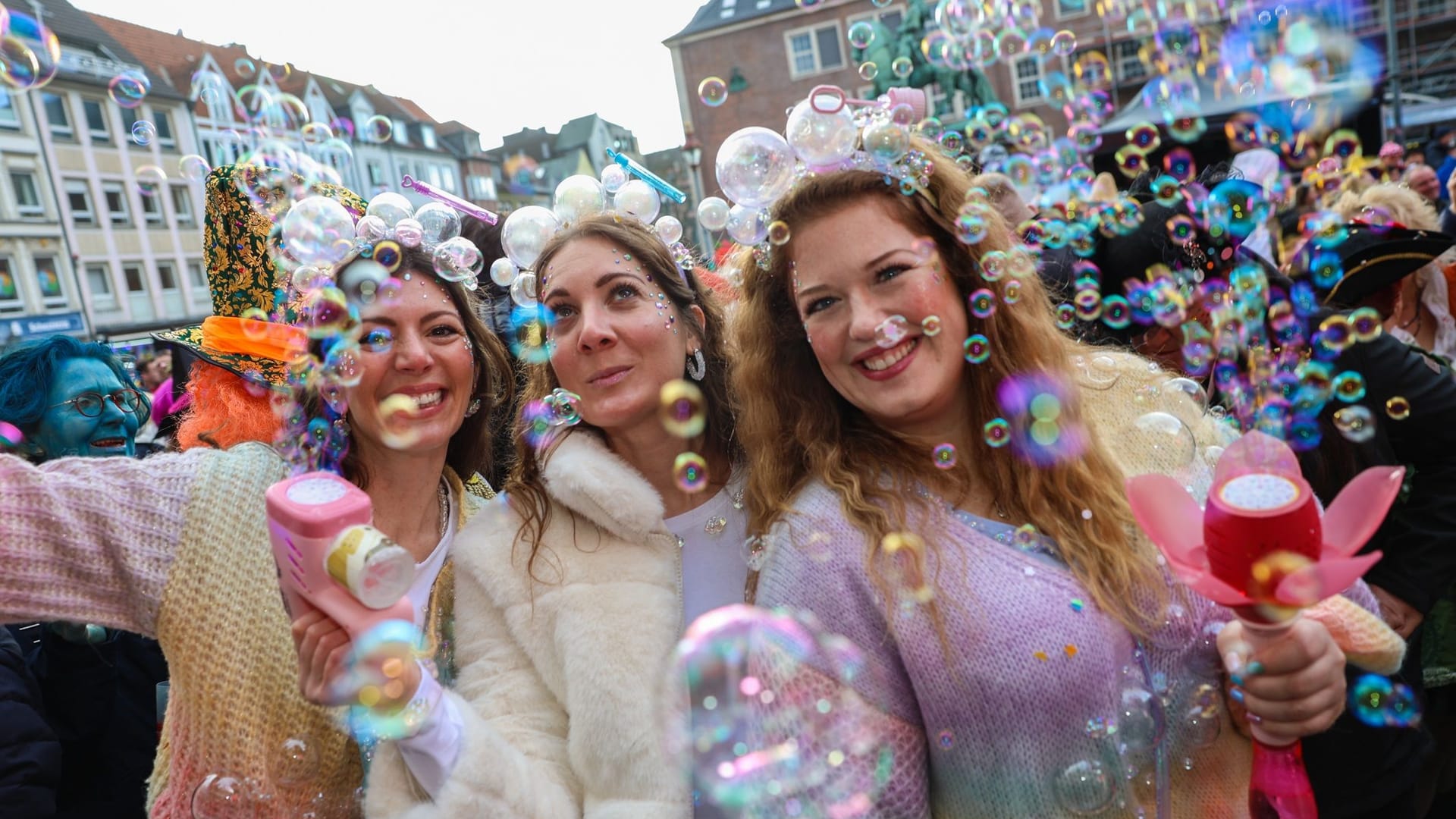 Gute Stimmung auch auf dem Marktplatz vor dem Rathaus: hier ein Trio in fantasievoller Kostümierung.